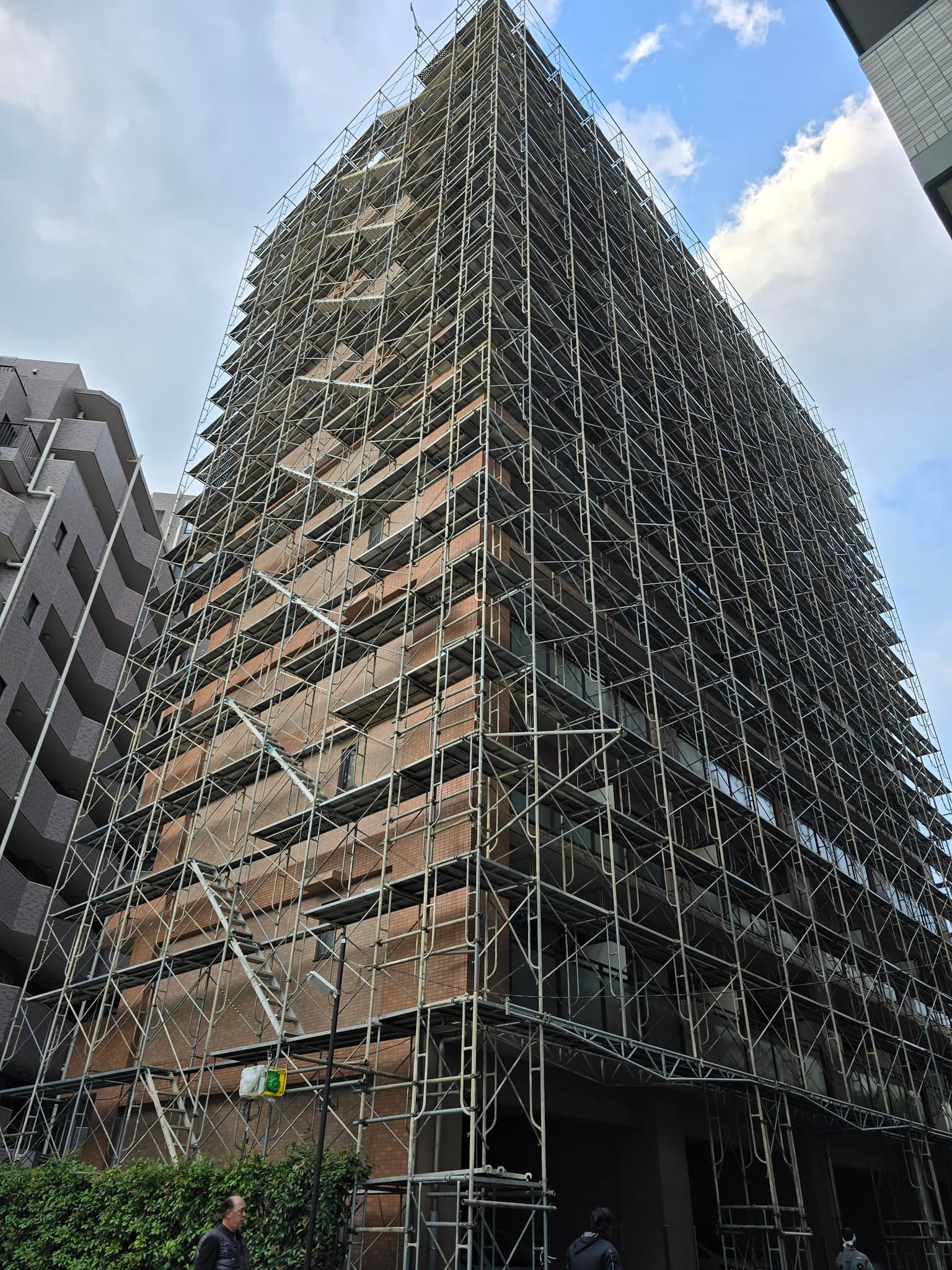 足場を組み上げた建物の施工現場